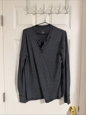 T-Shirt Addicts Men’s Long-Sleeve Henley in Charcoal